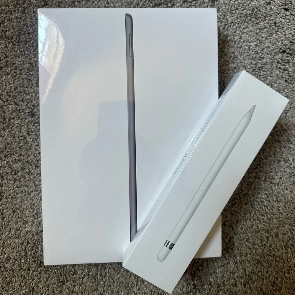 Space Gray iPad (9th Generation) Wi-Fi 64GB with 1st Generation Apple Pencil